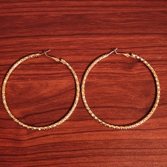 18K Gold Plated Textured Hoop Earrings - Picture 4 of 8